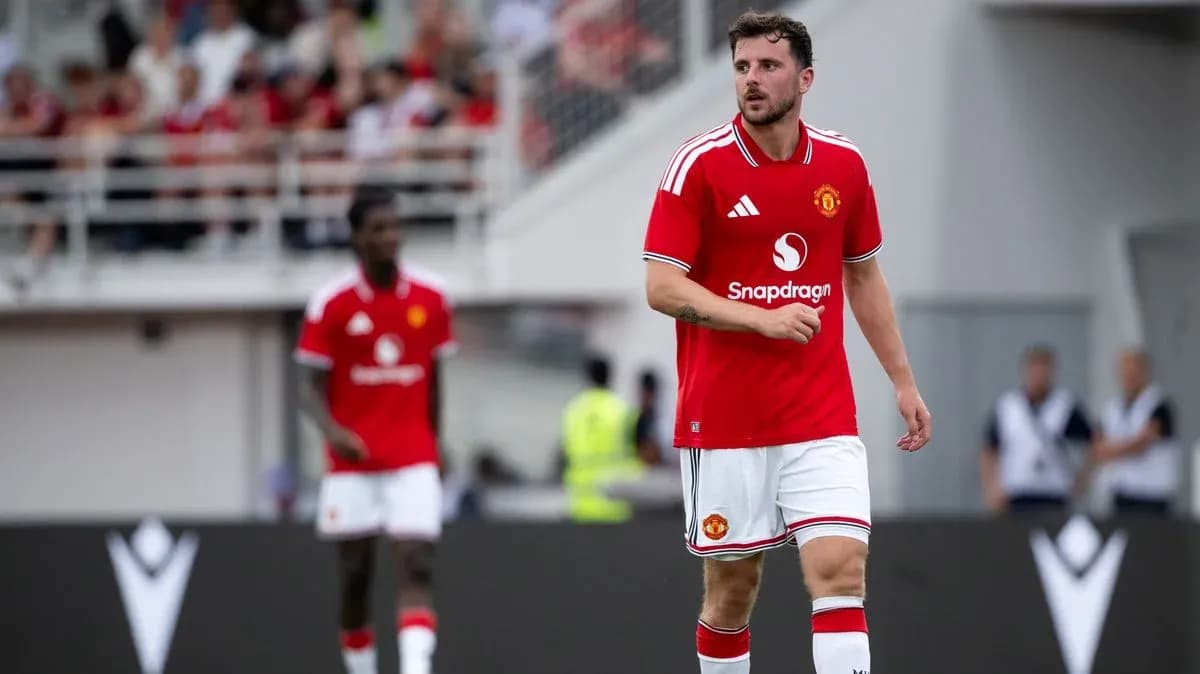 Игрок Manchester United на поле во время матча Игрок Manchester United на поле во время матча