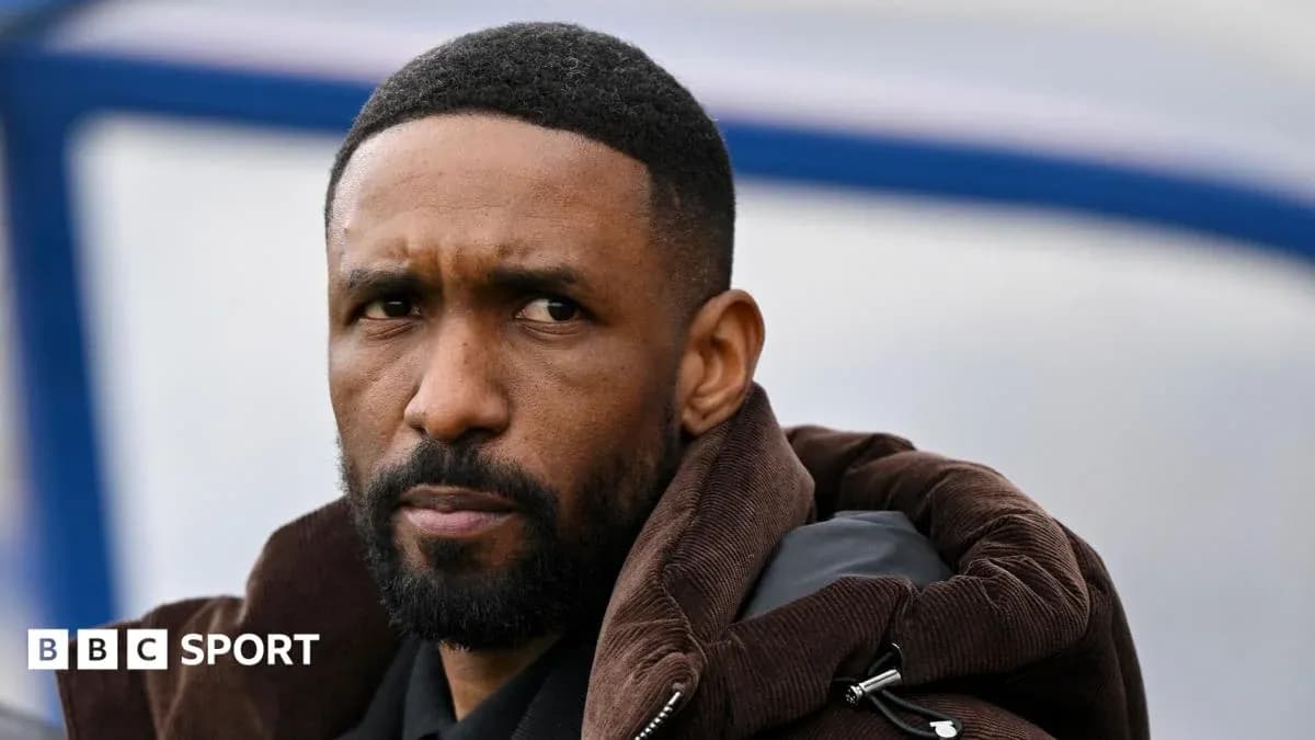 Человек в коричневом пальто на спортивной скамейке Человек в коричневом пальто на спортивной скамейке